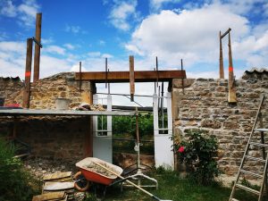 modification en cours d'un mur en pierres - Leyness