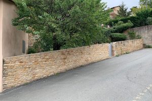 mur de clôture en pierres - la Roche Vineuse