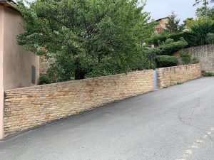 mur de clôture en pierres - la Roche Vineuse